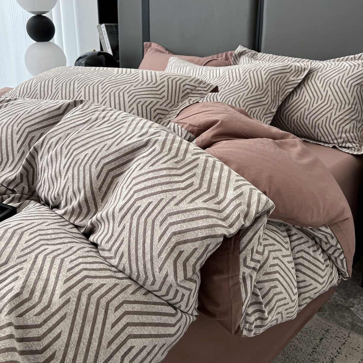 91家纺网 家纺一手货源 找家纺 锦彩家居 2025新款A类60支全棉色织提花四件套-复古风系列 简雅几何-豆沙