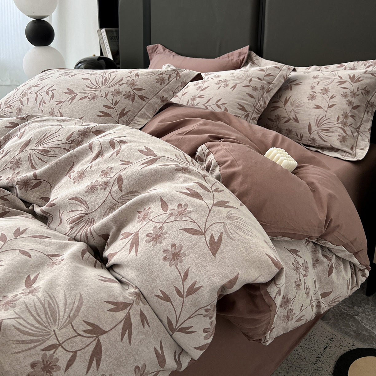 91家纺网 家纺一手货源 找家纺 锦彩家居 2025新款A类60支全棉色织提花四件套-复古风系列 暮光蒲英-豆沙