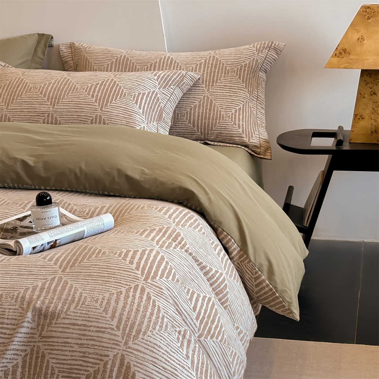 91家纺网 家纺一手货源 找家纺 锦彩家居 2025新款A类60支全棉色织提花四件套-复古风系列 几何菱形-咖色