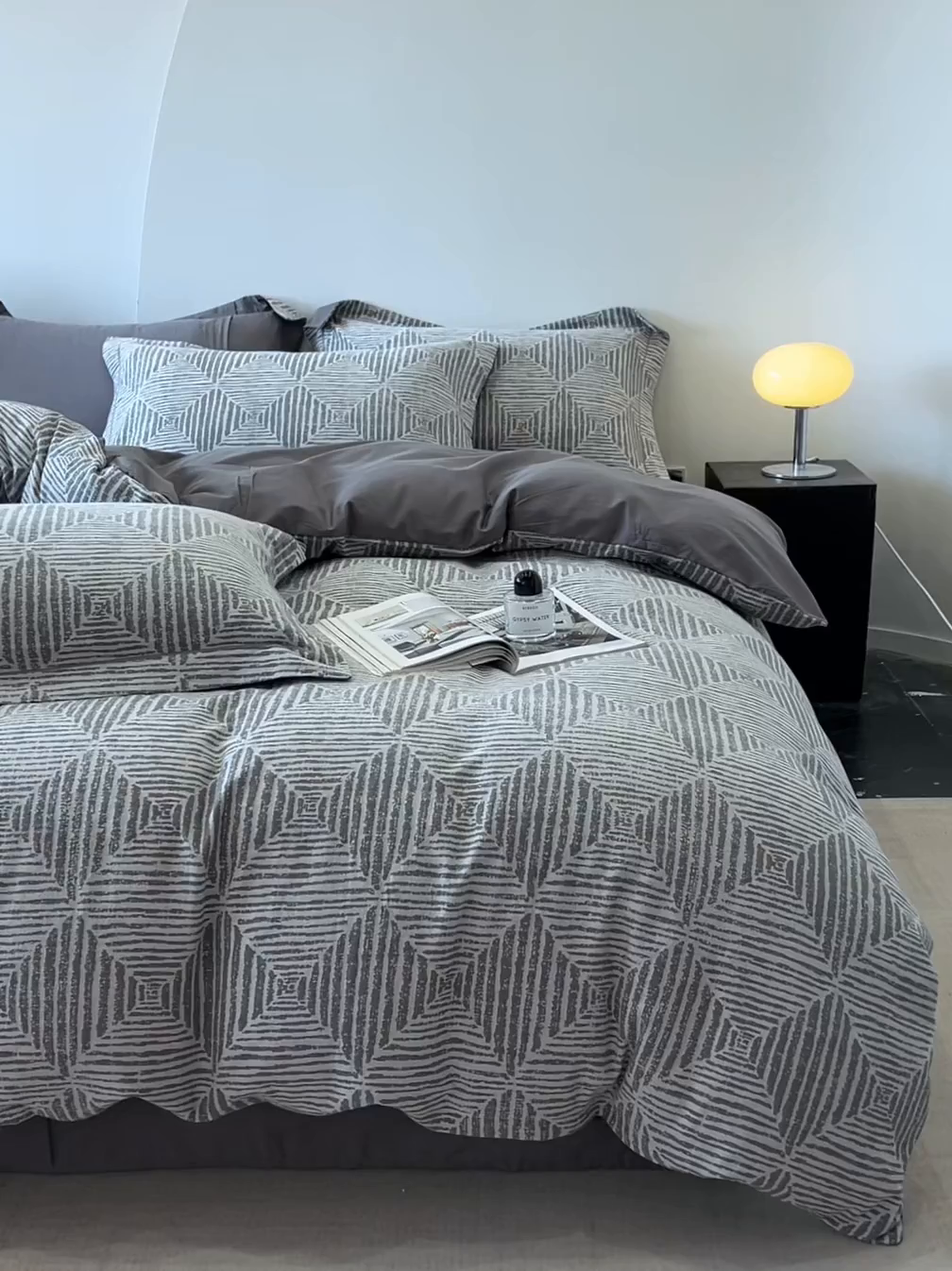 91家纺网 家纺一手货源 找家纺 锦彩家居 2025新款A类60支全棉色织提花四件套-复古风系列 几何菱形-灰色