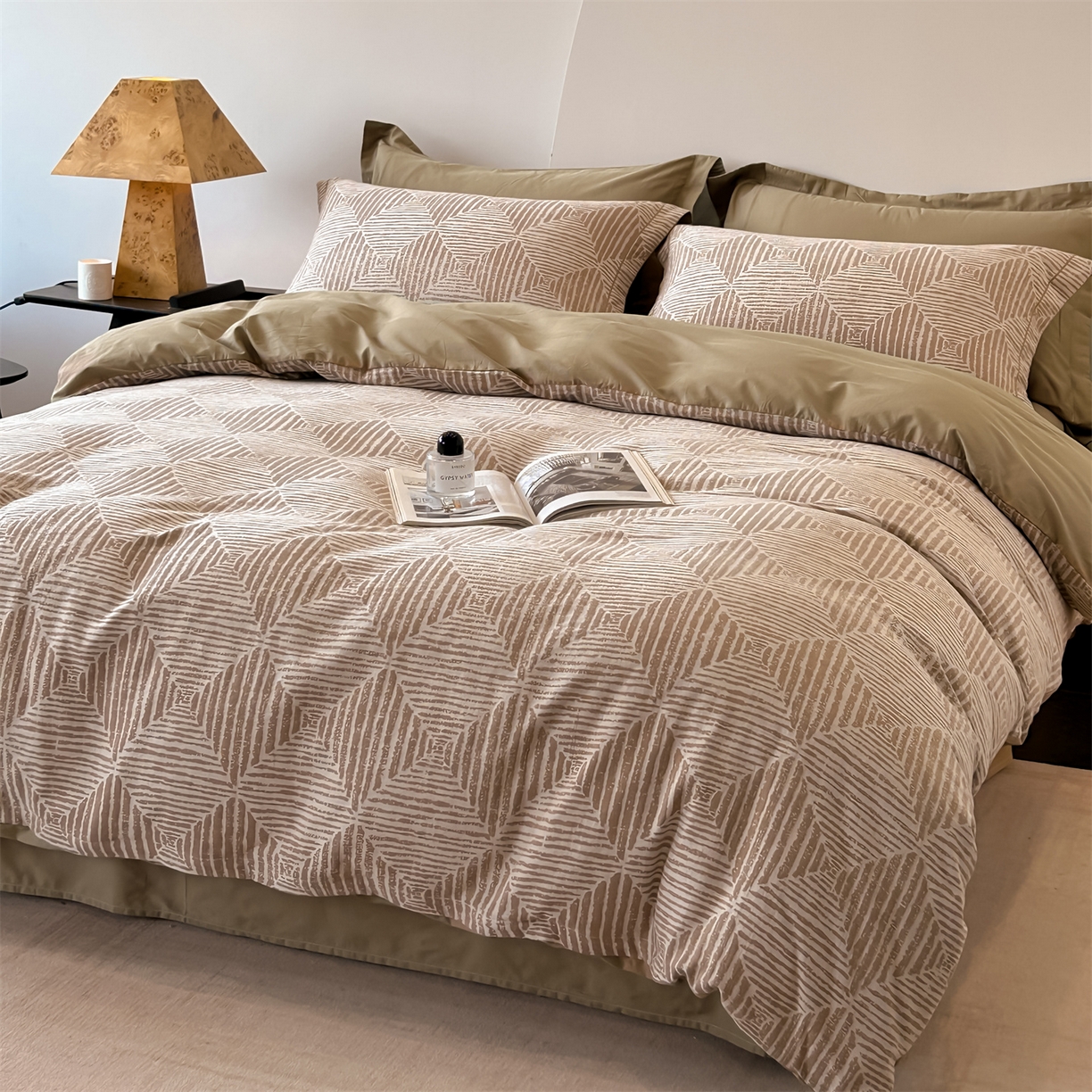 91家纺网 家纺一手货源 找家纺 锦彩家居 2025新款A类60支全棉色织提花四件套-复古风系列 几何菱形-咖色