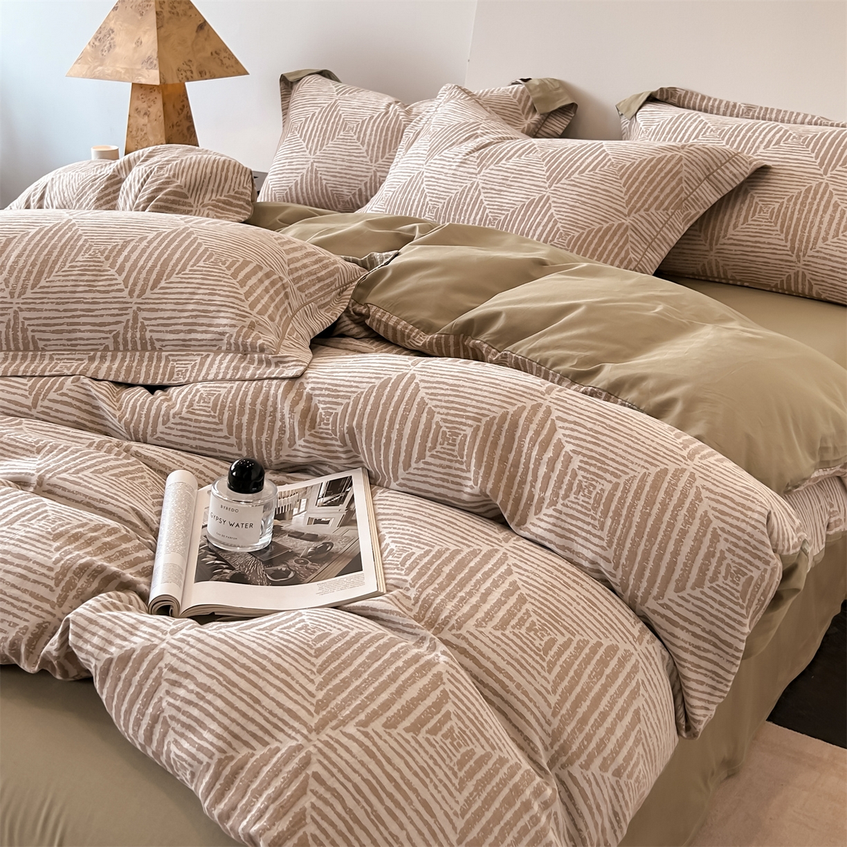 91家纺网 家纺一手货源 找家纺 锦彩家居 2025新款A类60支全棉色织提花四件套-复古风系列 几何菱形-咖色