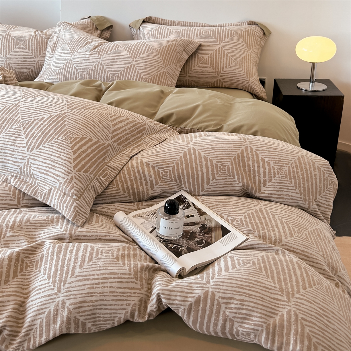 91家纺网 家纺一手货源 找家纺 锦彩家居 2025新款A类60支全棉色织提花四件套-复古风系列 几何菱形-咖色