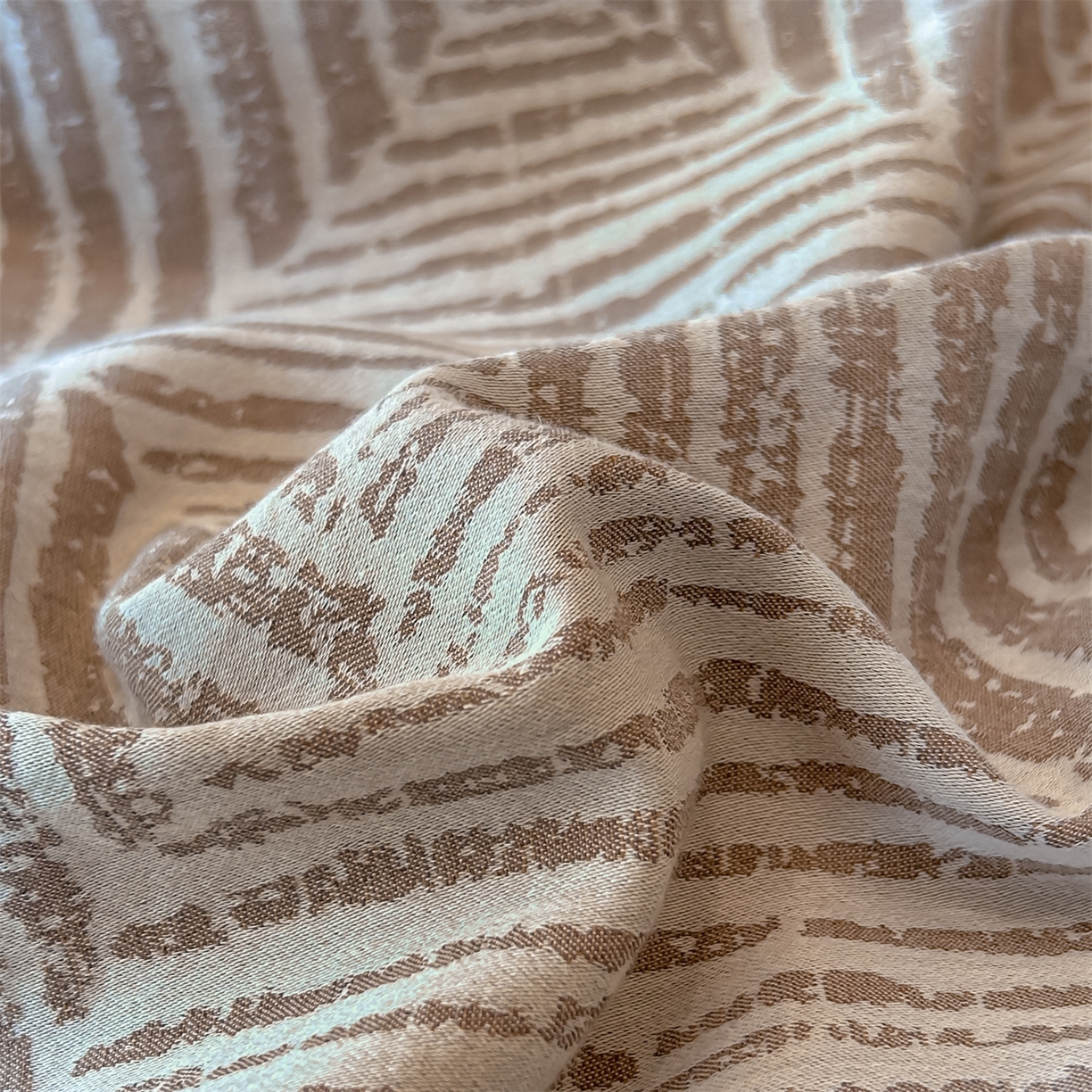 91家纺网 家纺一手货源 找家纺 锦彩家居 2025新款A类60支全棉色织提花四件套-复古风系列 几何菱形-咖色