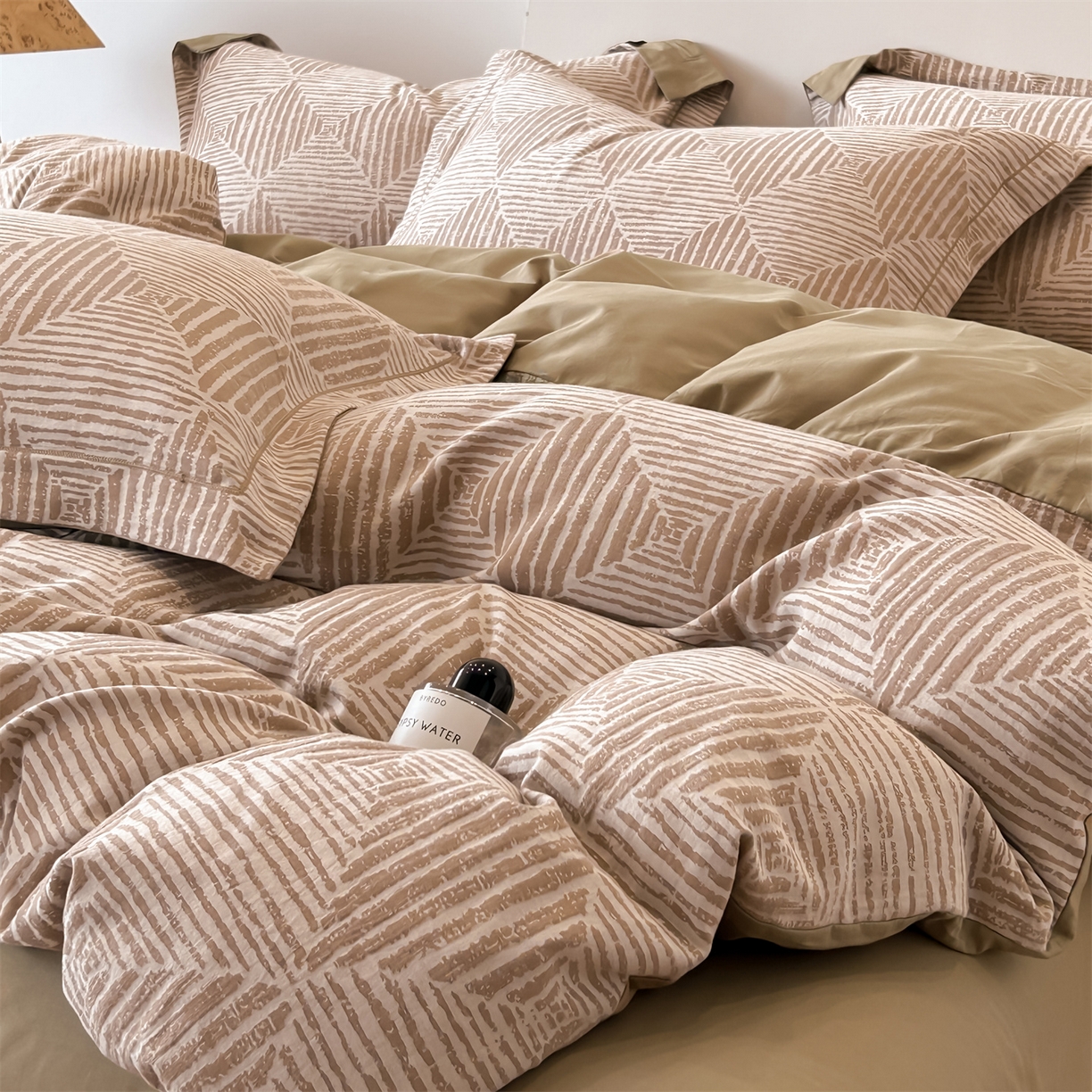 91家纺网 家纺一手货源 找家纺 锦彩家居 2025新款A类60支全棉色织提花四件套-复古风系列 几何菱形-咖色