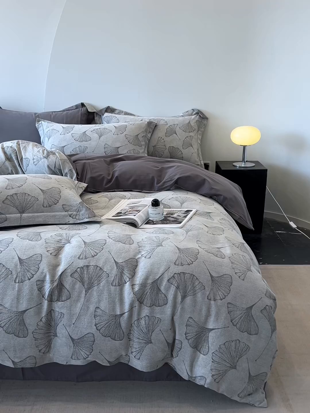 91家纺网 家纺一手货源 找家纺 锦彩家居 2025新款A类60支全棉色织提花四件套-复古风系列 银杏叶-灰色