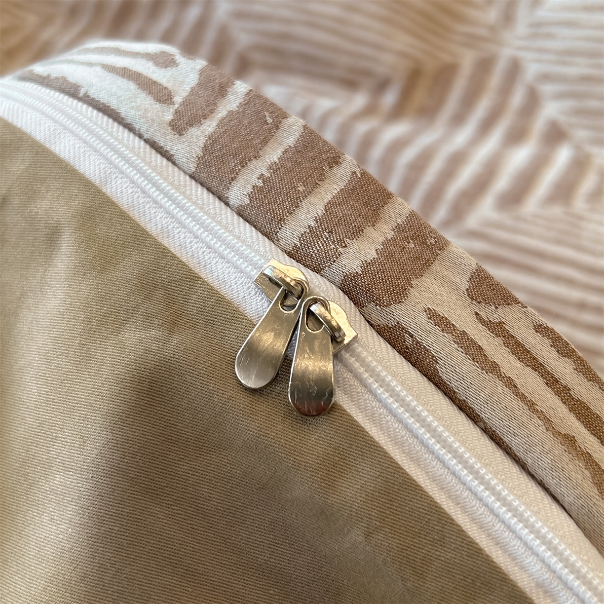 91家纺网 家纺一手货源 找家纺 锦彩家居 2025新款A类60支全棉色织提花四件套-复古风系列 几何菱形-咖色