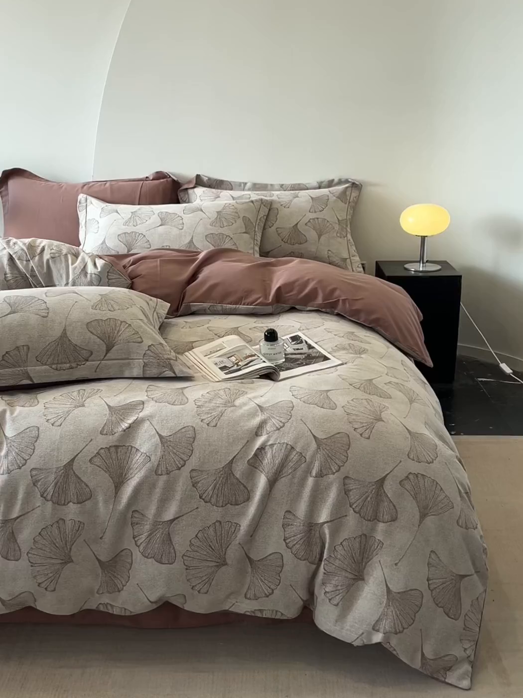 91家纺网 家纺一手货源 找家纺 锦彩家居 2025新款A类60支全棉色织提花四件套-复古风系列 银杏叶-豆沙