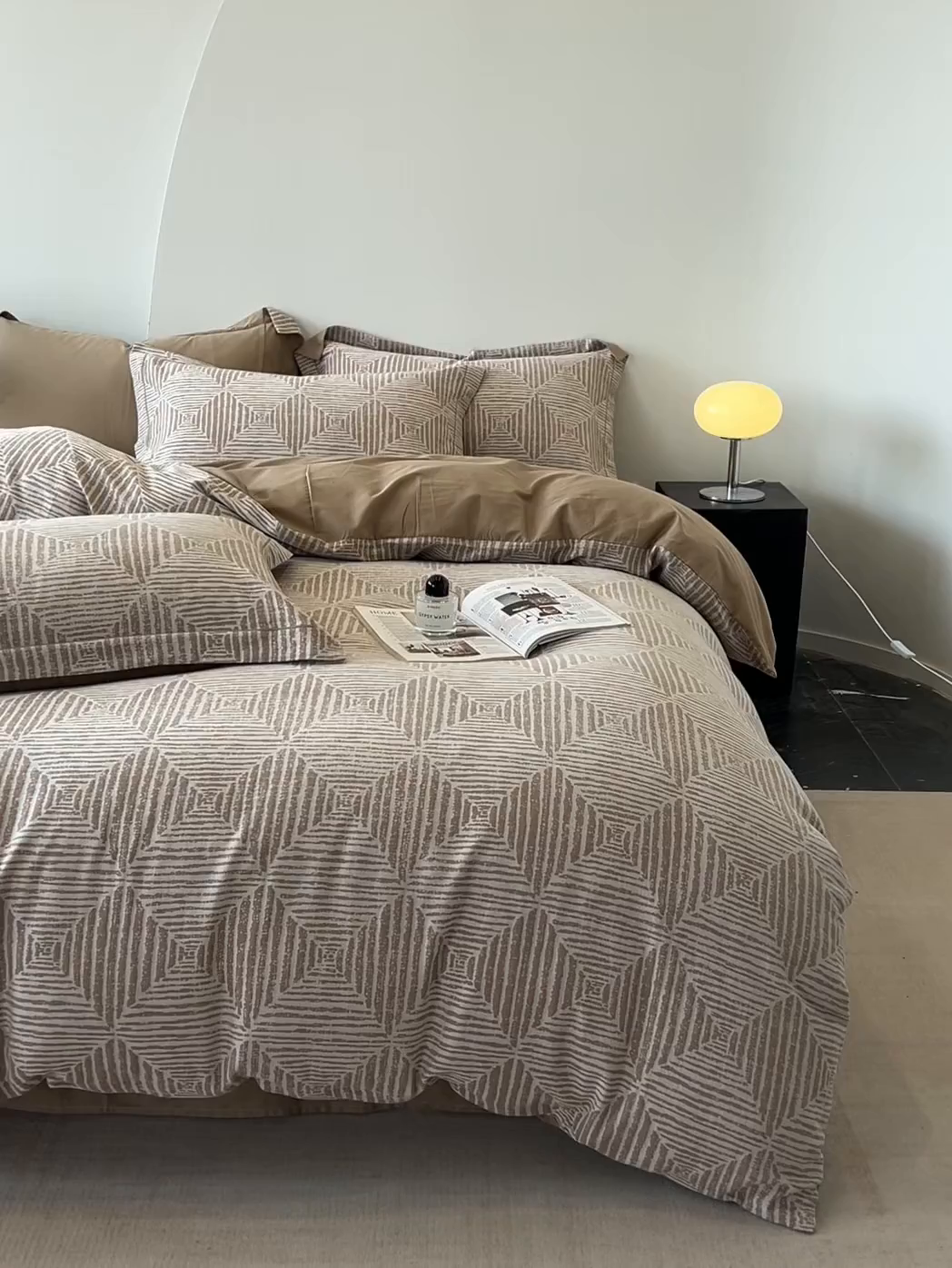 91家纺网 家纺一手货源 找家纺 锦彩家居 2025新款A类60支全棉色织提花四件套-复古风系列 几何菱形-咖色