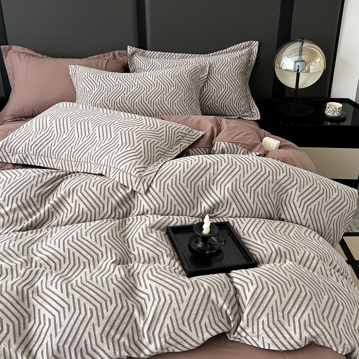 91家纺网 家纺一手货源 找家纺 锦彩家居 2025新款A类60支全棉色织提花四件套-复古风系列 简雅几何-豆沙