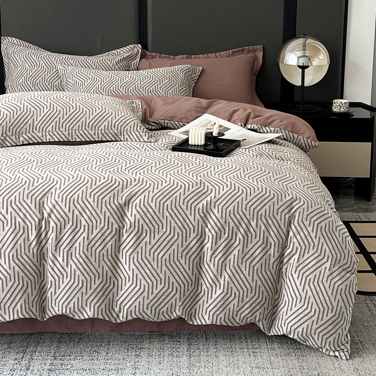 91家纺网 家纺一手货源 找家纺 锦彩家居 2025新款A类60支全棉色织提花四件套-复古风系列 简雅几何-豆沙