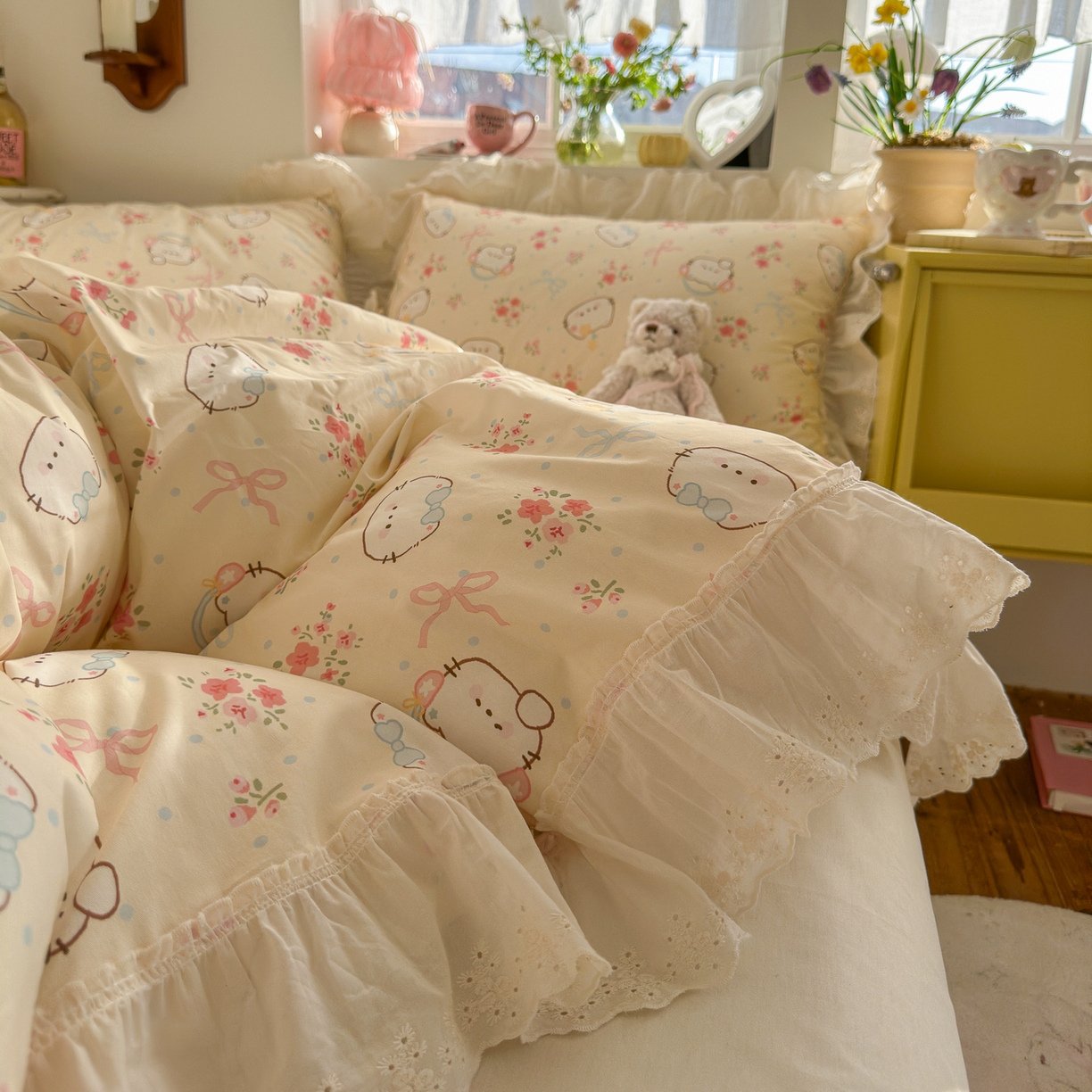 91家纺网 家纺一手货源 找家纺 锦彩家居 2026新款全棉数码印花卡通花边款三件套四件套INS小红书博主风（提供买家秀） 花蕾猫咪
