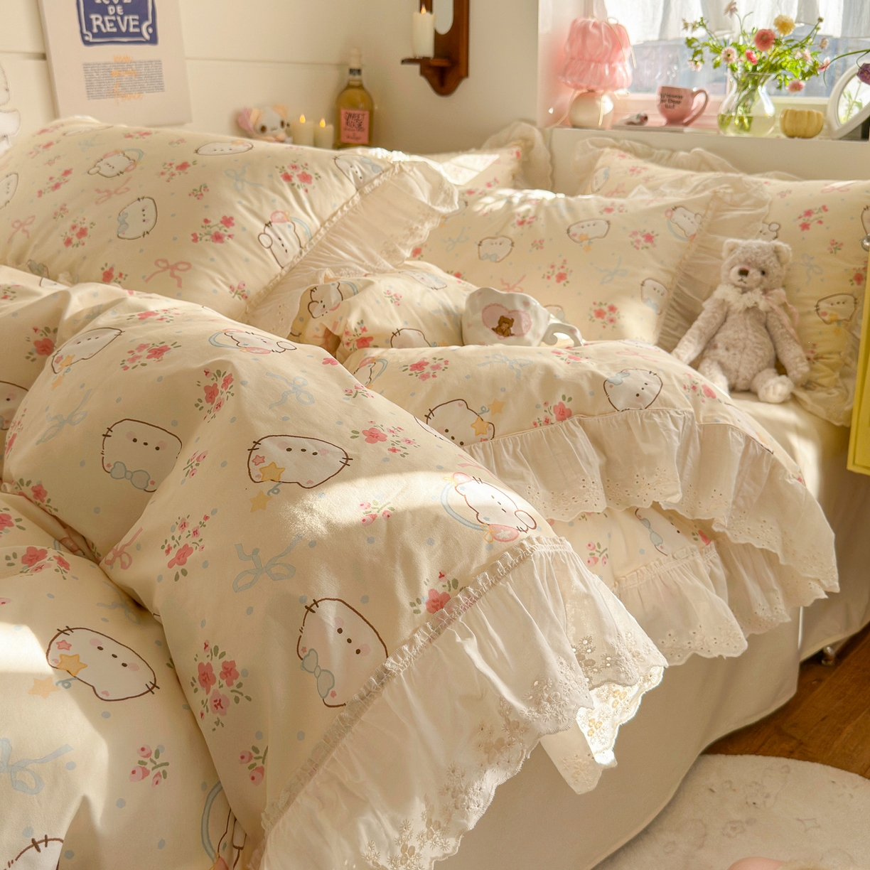 91家纺网 家纺一手货源 找家纺 锦彩家居 2026新款全棉数码印花卡通花边款三件套四件套INS小红书博主风（提供买家秀） 花蕾猫咪