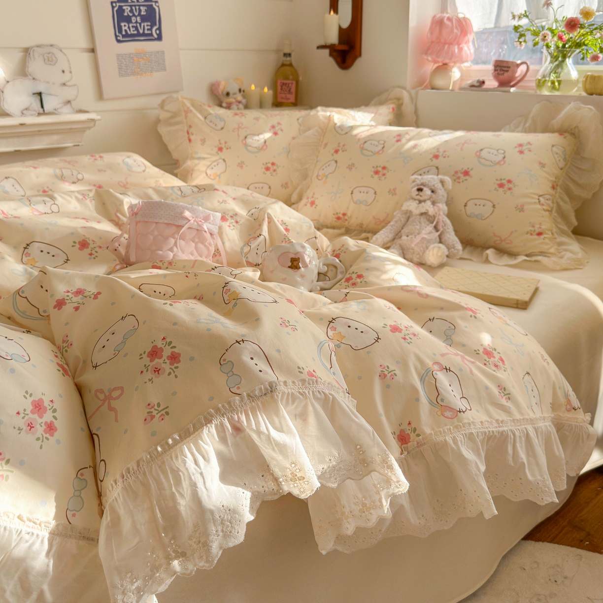 91家纺网 家纺一手货源 找家纺 锦彩家居 2026新款全棉数码印花卡通花边款三件套四件套INS小红书博主风（提供买家秀） 花蕾猫咪