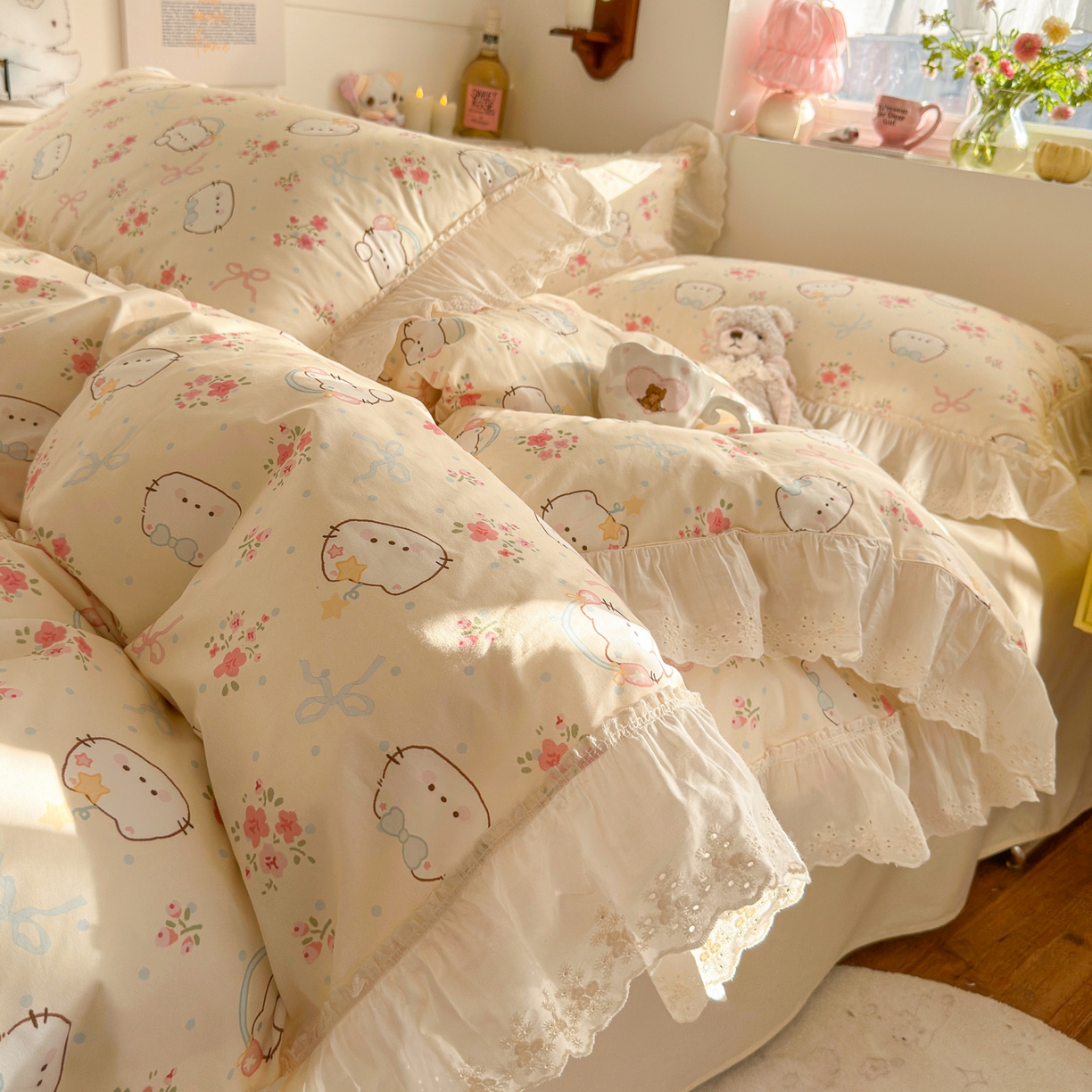 91家纺网 家纺一手货源 找家纺 锦彩家居 2026新款全棉数码印花卡通花边款三件套四件套INS小红书博主风（提供买家秀） 花蕾猫咪