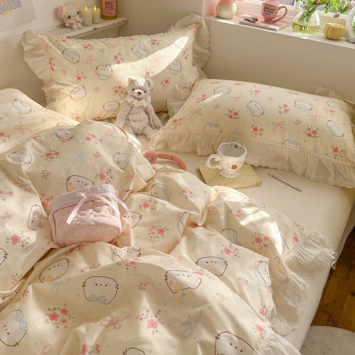 91家纺网 家纺一手货源 找家纺 锦彩家居 2026新款全棉数码印花卡通花边款三件套四件套INS小红书博主风（提供买家秀） 花蕾猫咪