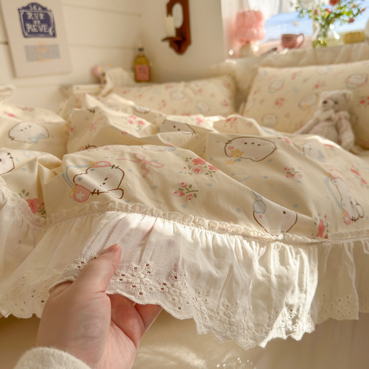 91家纺网 家纺一手货源 找家纺 锦彩家居 2026新款全棉数码印花卡通花边款三件套四件套INS小红书博主风（提供买家秀） 花蕾猫咪
