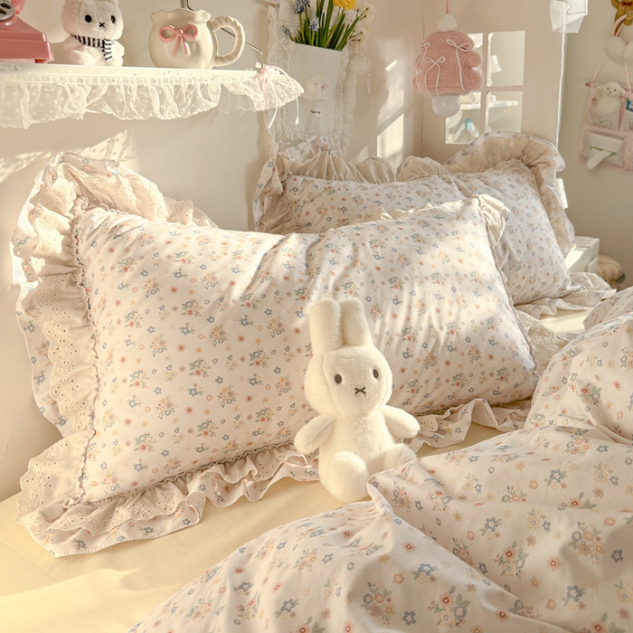 91家纺网 家纺一手货源 找家纺 锦彩家居 2026新款全棉数码印花小碎花花边款三件套四件套INS小红书博主风（提供买家秀） 微风浅夏