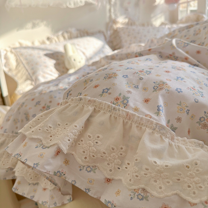 91家纺网 家纺一手货源 找家纺 锦彩家居 2026新款全棉数码印花小碎花花边款三件套四件套INS小红书博主风（提供买家秀） 微风浅夏