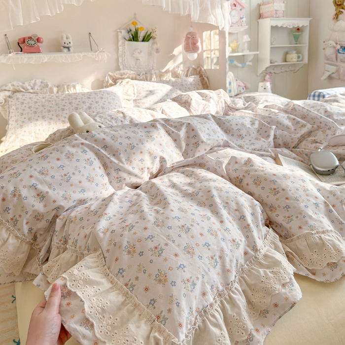 91家纺网 家纺一手货源 找家纺 锦彩家居 2026新款全棉数码印花小碎花花边款三件套四件套INS小红书博主风（提供买家秀） 微风浅夏