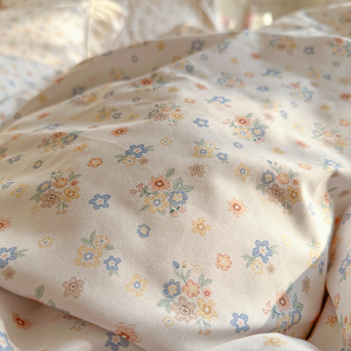 91家纺网 家纺一手货源 找家纺 锦彩家居 2026新款全棉数码印花小碎花花边款三件套四件套INS小红书博主风（提供买家秀） 微风浅夏