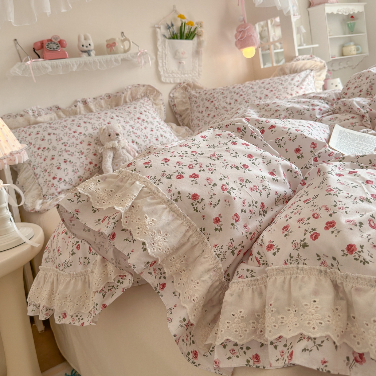 91家纺网 家纺一手货源 找家纺 锦彩家居 2026新款全棉数码印花小碎花花边款三件套四件套INS小红书博主风（提供买家秀） 春缇玫瑰