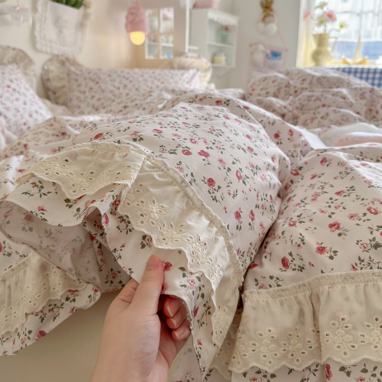91家纺网 家纺一手货源 找家纺 锦彩家居 2026新款全棉数码印花小碎花花边款三件套四件套INS小红书博主风（提供买家秀） 春缇玫瑰