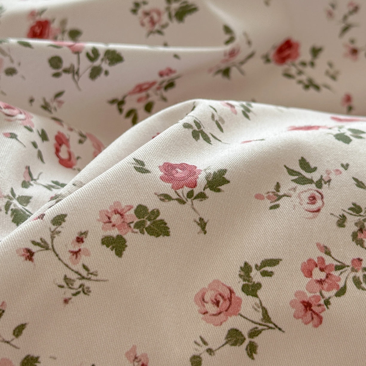 91家纺网 家纺一手货源 找家纺 锦彩家居 2026新款全棉数码印花小碎花花边款三件套四件套INS小红书博主风（提供买家秀） 春缇玫瑰