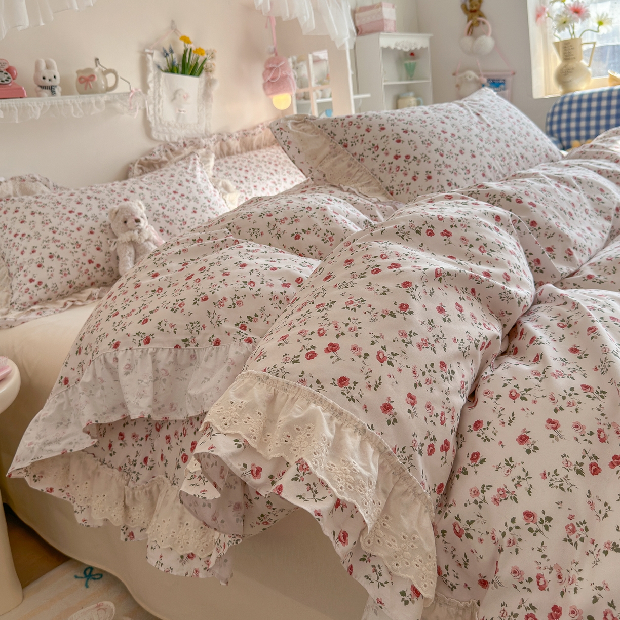 91家纺网 家纺一手货源 找家纺 锦彩家居 2026新款全棉数码印花小碎花花边款三件套四件套INS小红书博主风（提供买家秀） 春缇玫瑰