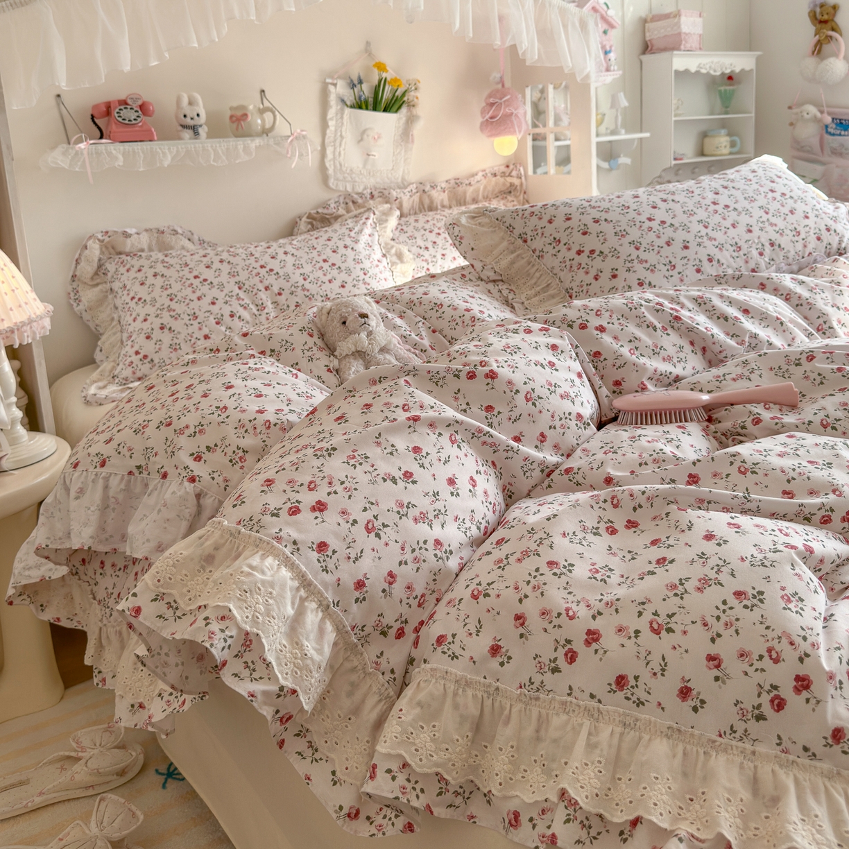91家纺网 家纺一手货源 找家纺 锦彩家居 2026新款全棉数码印花小碎花花边款三件套四件套INS小红书博主风（提供买家秀） 春缇玫瑰