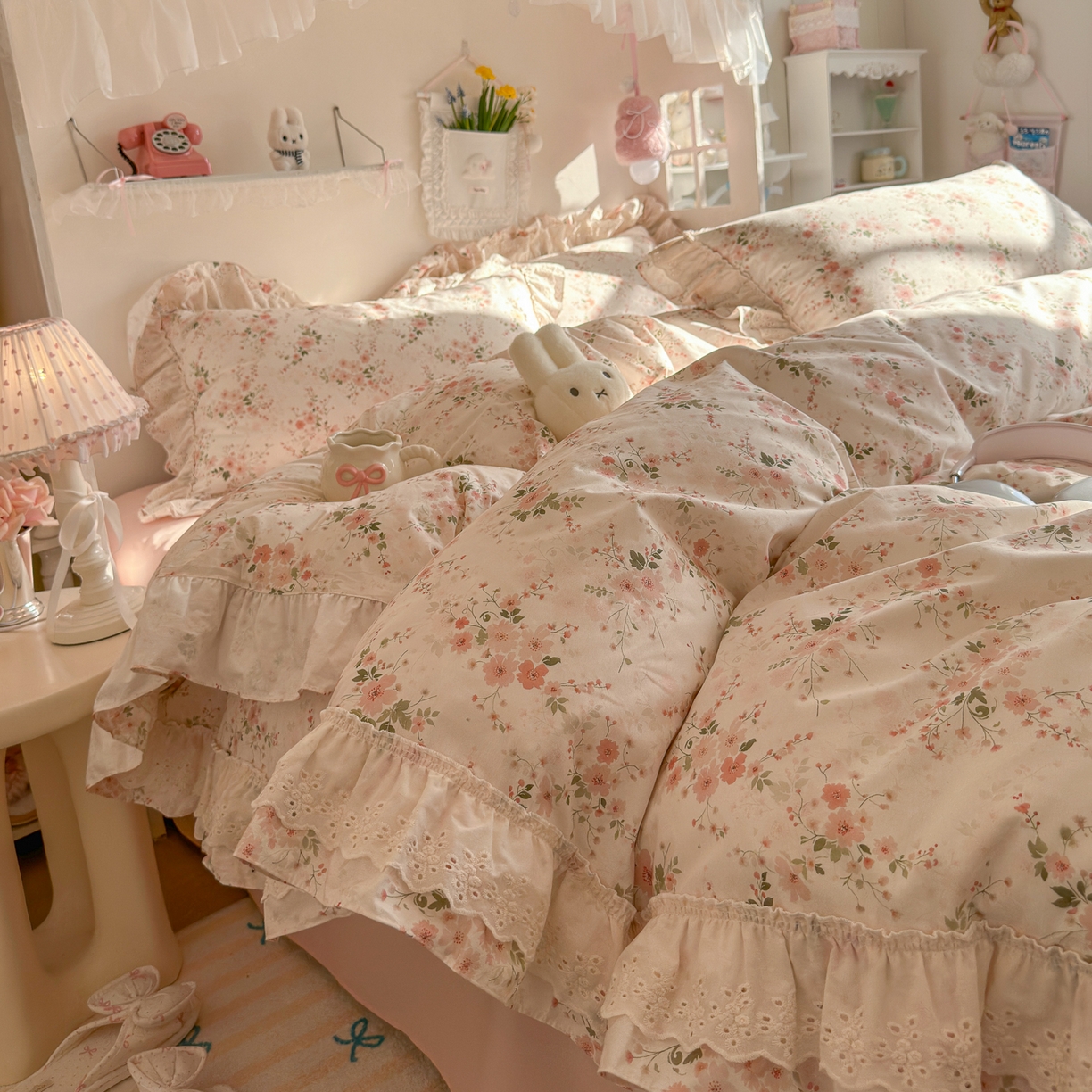 91家纺网 家纺一手货源 找家纺 锦彩家居 2026新款全棉数码印花小碎花花边款三件套四件套INS小红书博主风（提供买家秀） 墨染山樱