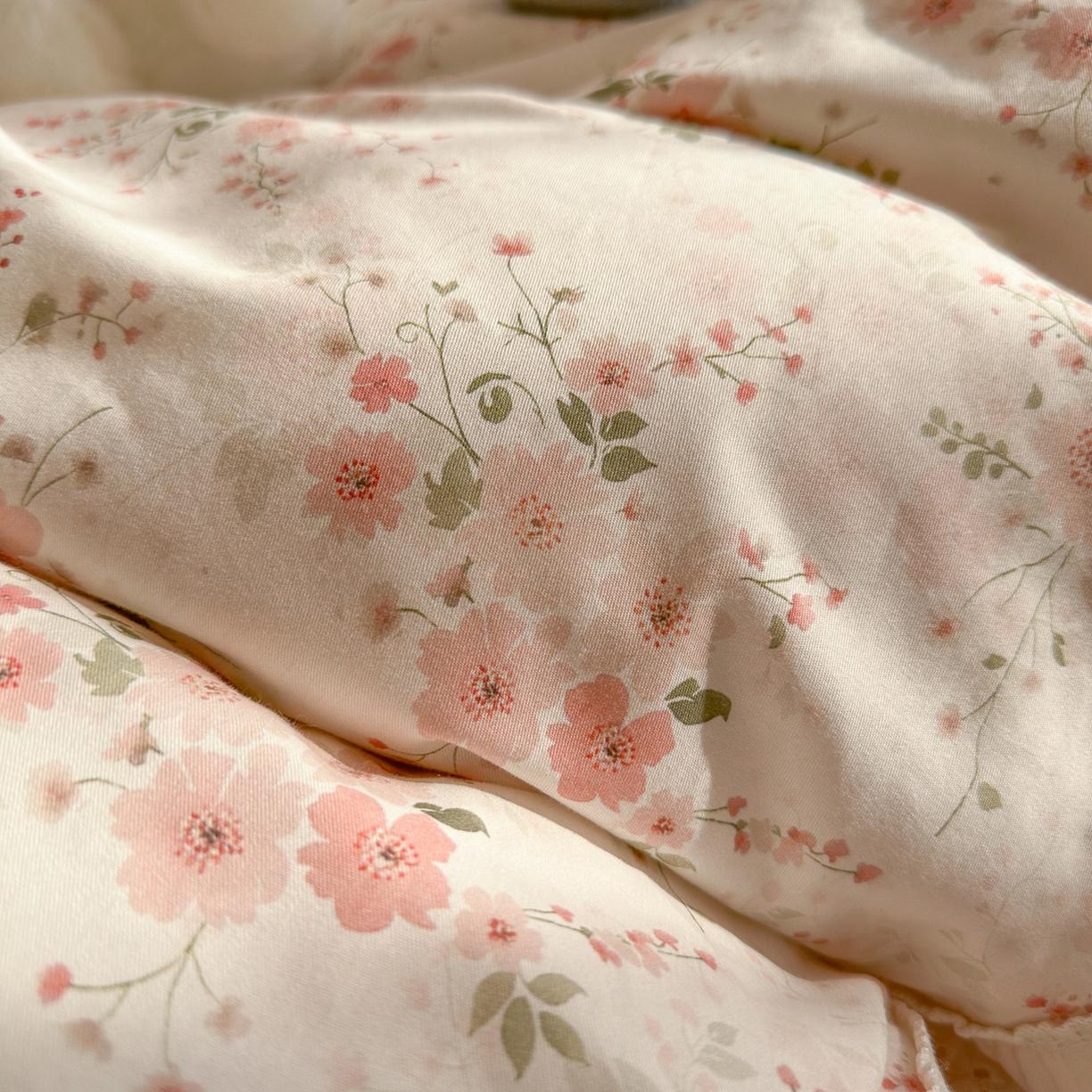 91家纺网 家纺一手货源 找家纺 锦彩家居 2026新款全棉数码印花小碎花花边款三件套四件套INS小红书博主风（提供买家秀） 墨染山樱