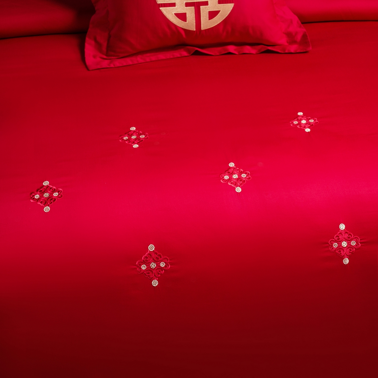 91家纺网 家纺一手货源 找家纺 置顶家纺 2025新款新中式棚拍亲肤棉婚庆大红刺绣系列四件套 盛世婚礼-大红