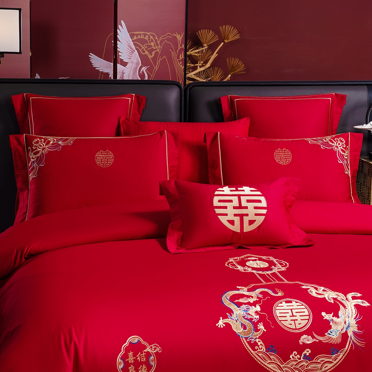 91家纺网 家纺一手货源 找家纺 置顶家纺 2025新款新中式棚拍亲肤棉婚庆大红刺绣系列四件套 龙姿凤彩-大红