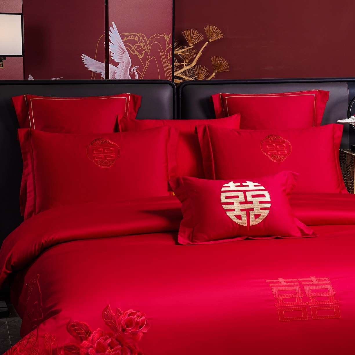 91家纺网 家纺一手货源 找家纺 置顶家纺 2025新款新中式棚拍亲肤棉婚庆大红刺绣系列四件套 花开富贵-大红