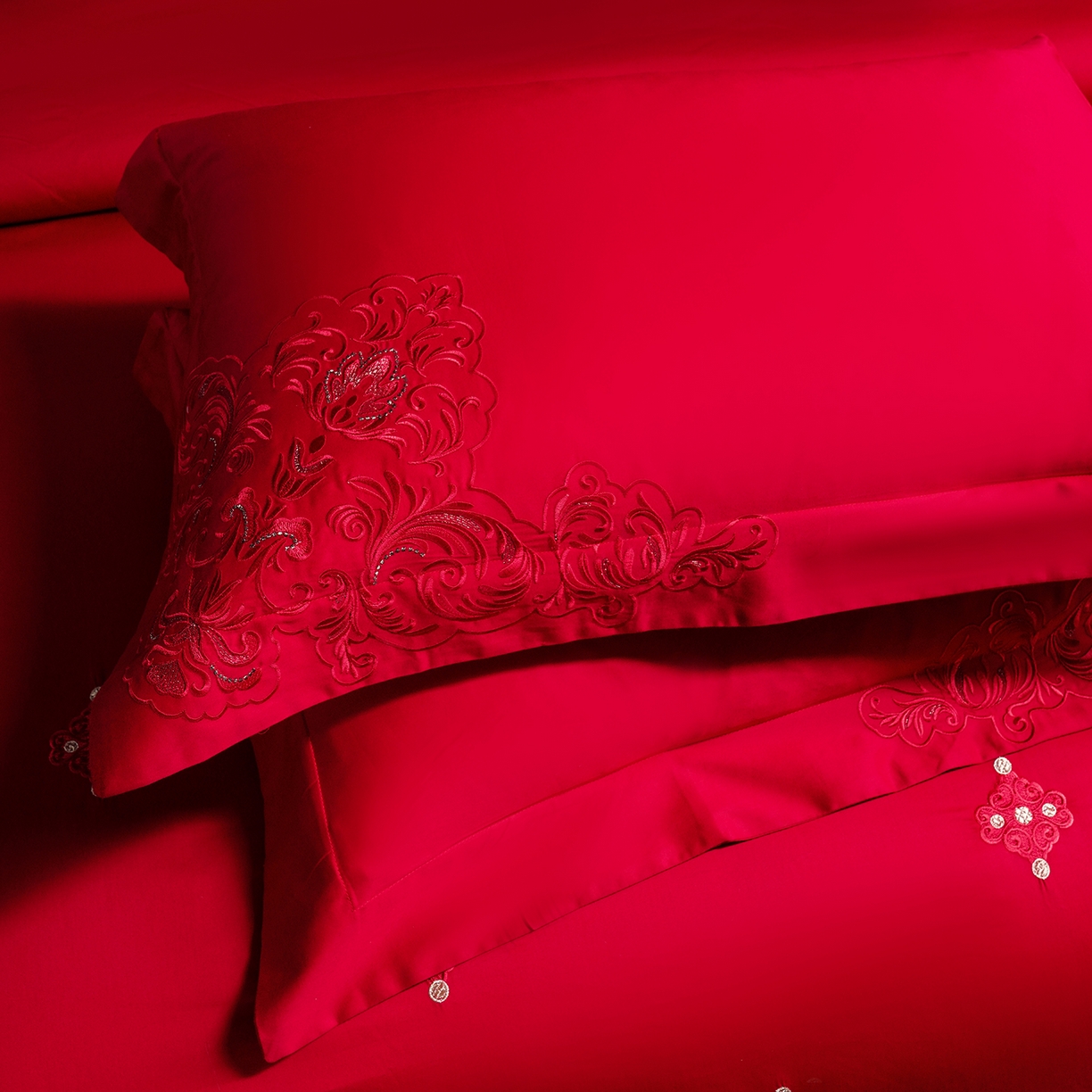 91家纺网 家纺一手货源 找家纺 置顶家纺 2025新款新中式棚拍亲肤棉婚庆大红刺绣系列四件套 盛世婚礼-大红