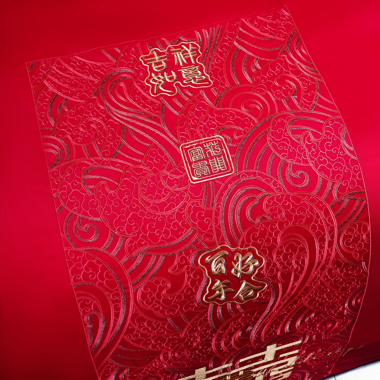 91家纺网 家纺一手货源 找家纺 置顶家纺 2025新款新中式棚拍亲肤棉婚庆大红刺绣系列四件套 喜礼-大红