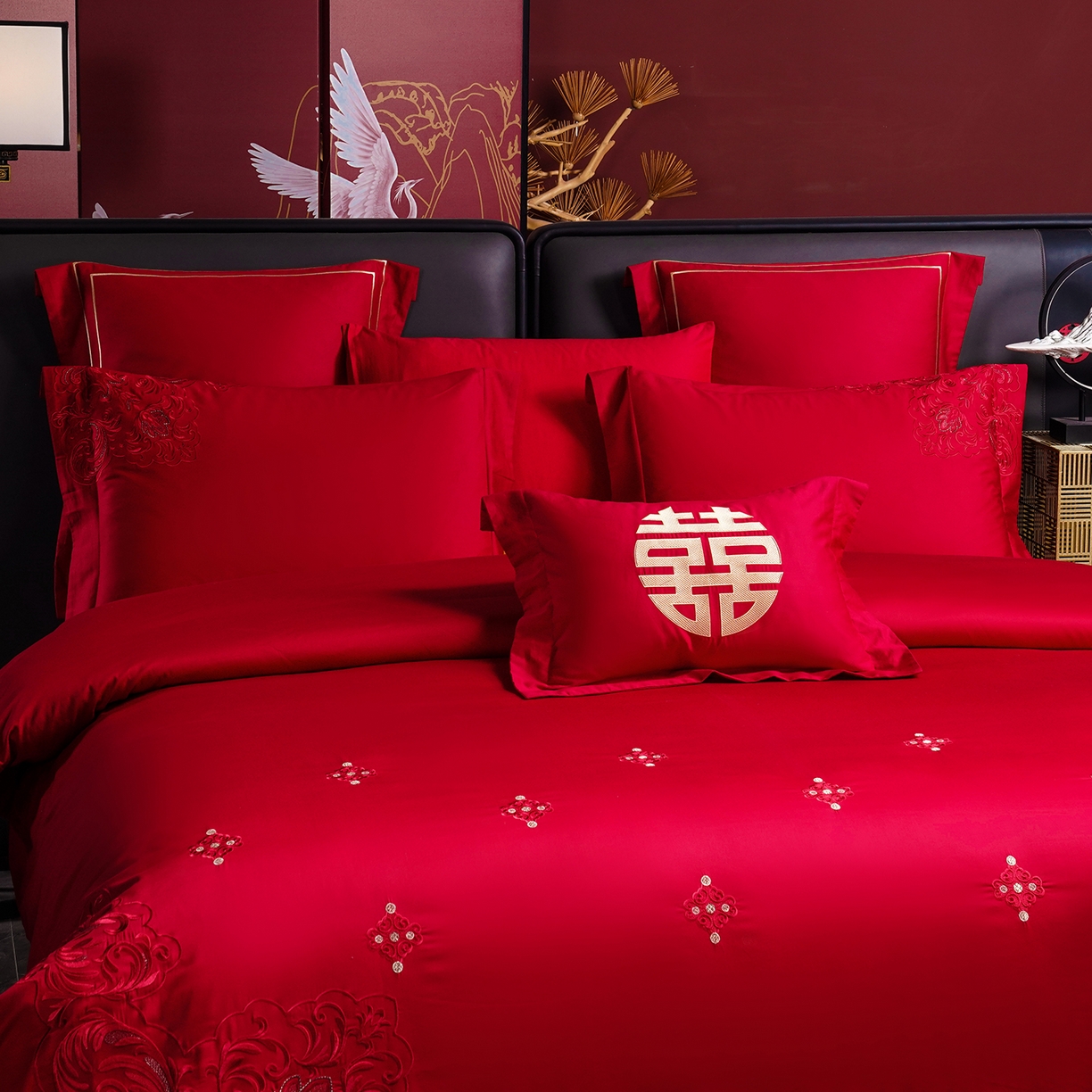 91家纺网 家纺一手货源 找家纺 置顶家纺 2025新款新中式棚拍亲肤棉婚庆大红刺绣系列四件套 盛世婚礼-大红