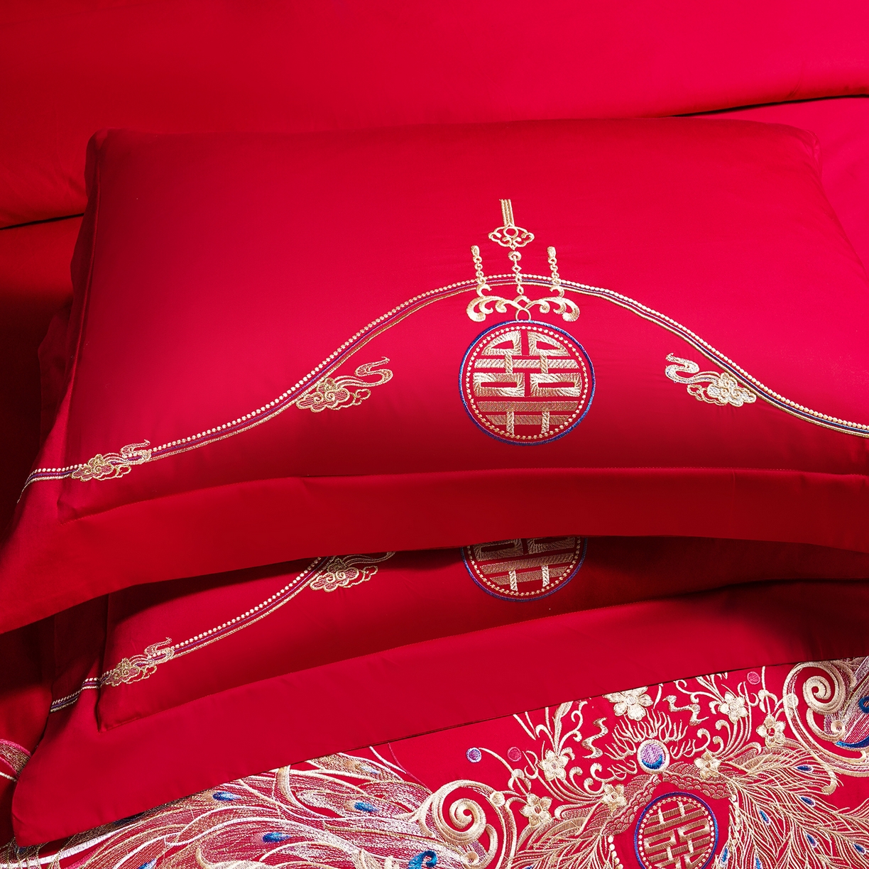 91家纺网 家纺一手货源 找家纺 置顶家纺 2025新款新中式棚拍亲肤棉婚庆大红刺绣系列四件套 龙凤新禧-金大红