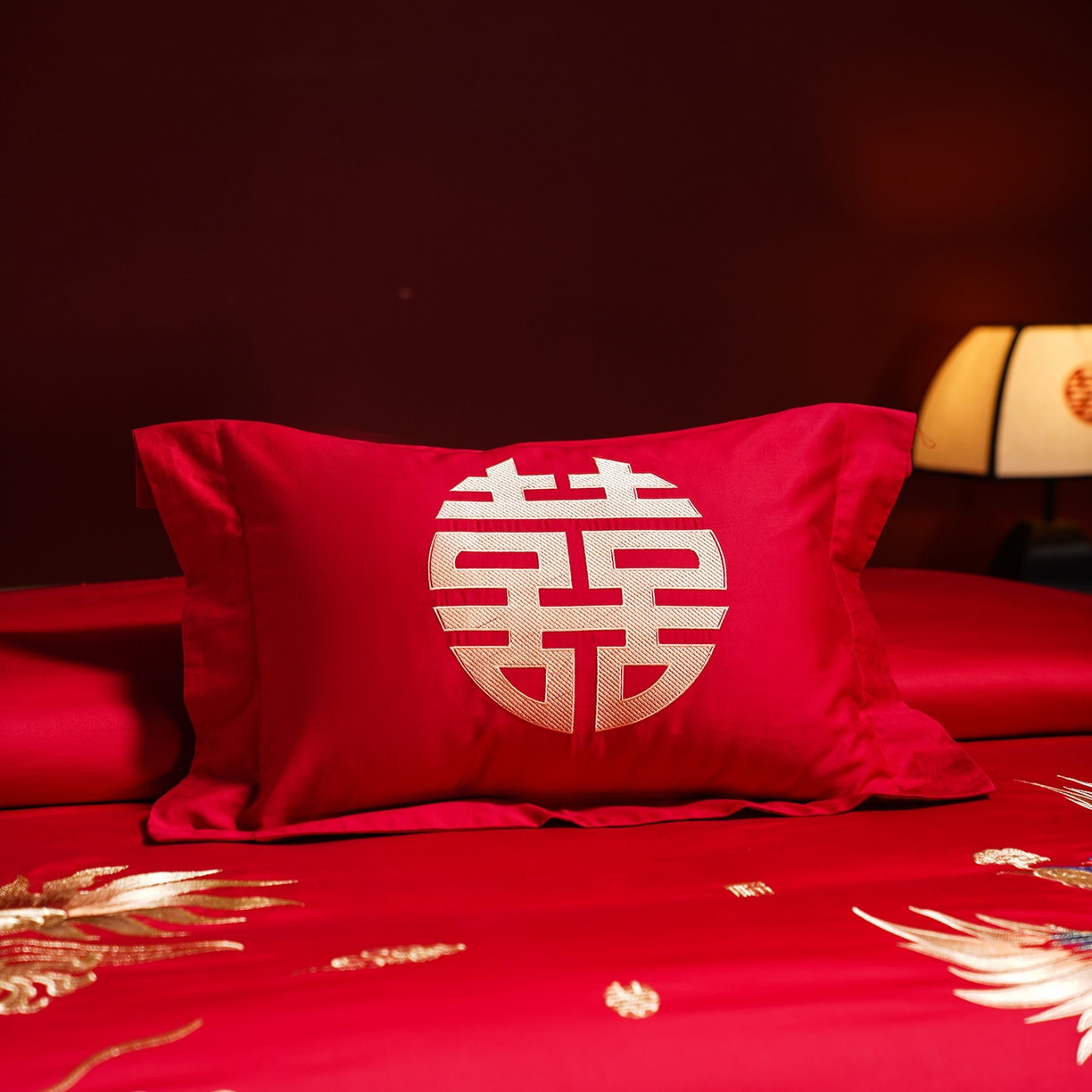 91家纺网 家纺一手货源 找家纺 置顶家纺 2025新款新中式棚拍亲肤棉婚庆大红刺绣系列四件套 龙凤盈禧-大红