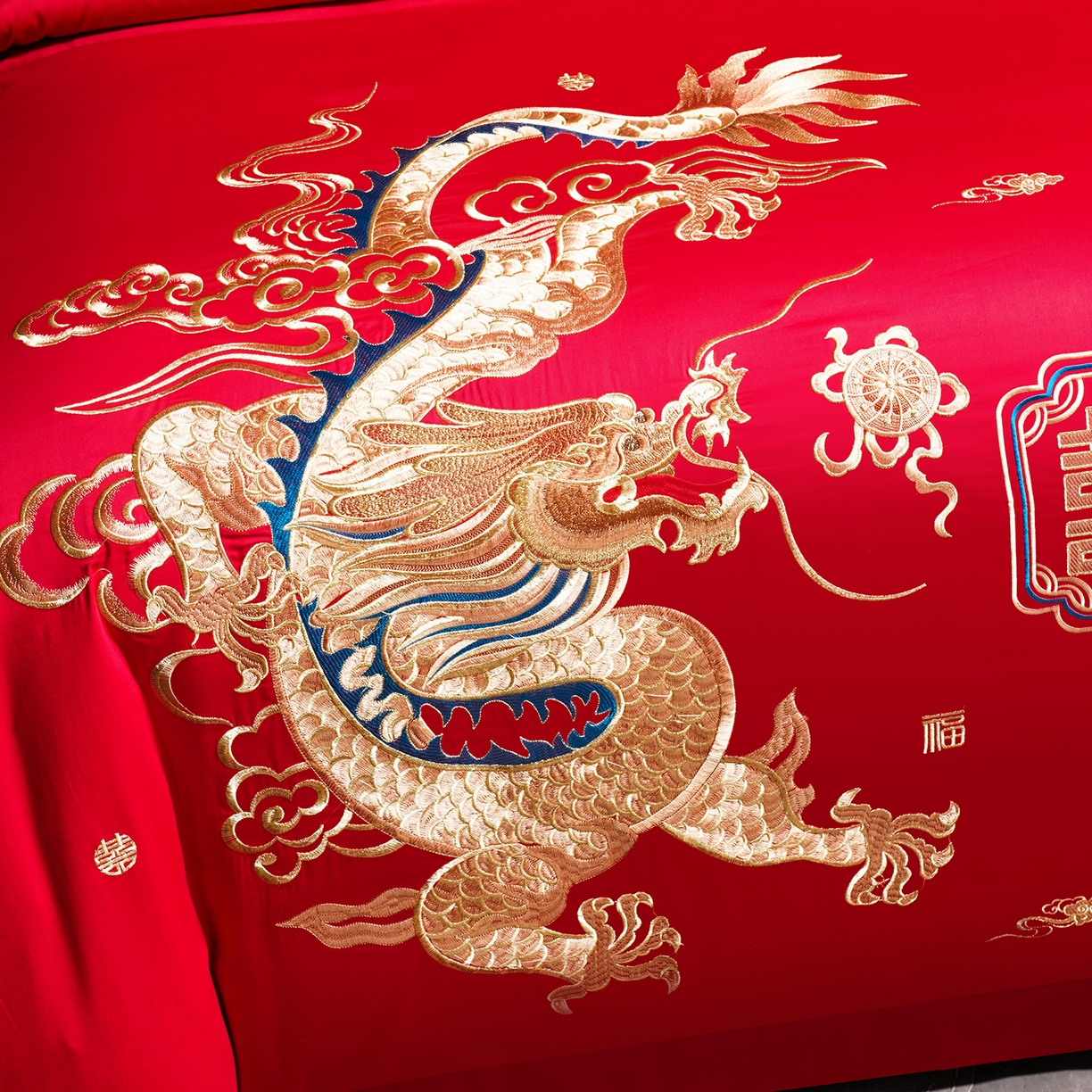 91家纺网 家纺一手货源 找家纺 置顶家纺 2025新款新中式棚拍亲肤棉婚庆大红刺绣系列四件套 龙凤盈禧-大红