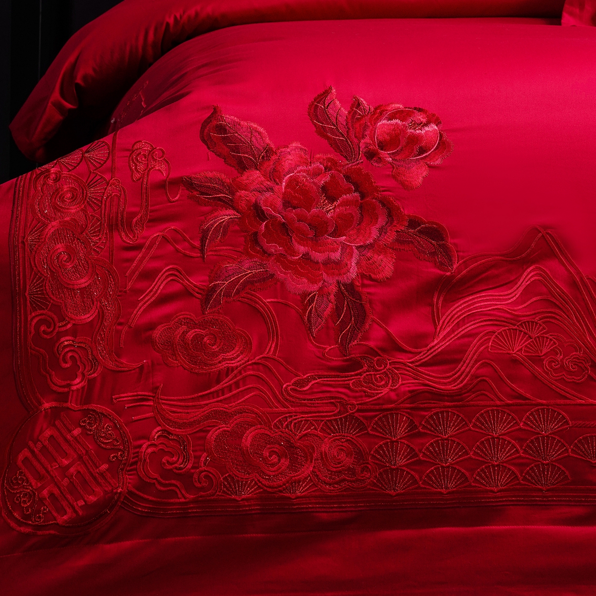 91家纺网 家纺一手货源 找家纺 置顶家纺 2025新款新中式棚拍亲肤棉婚庆大红刺绣系列四件套 花开富贵-大红