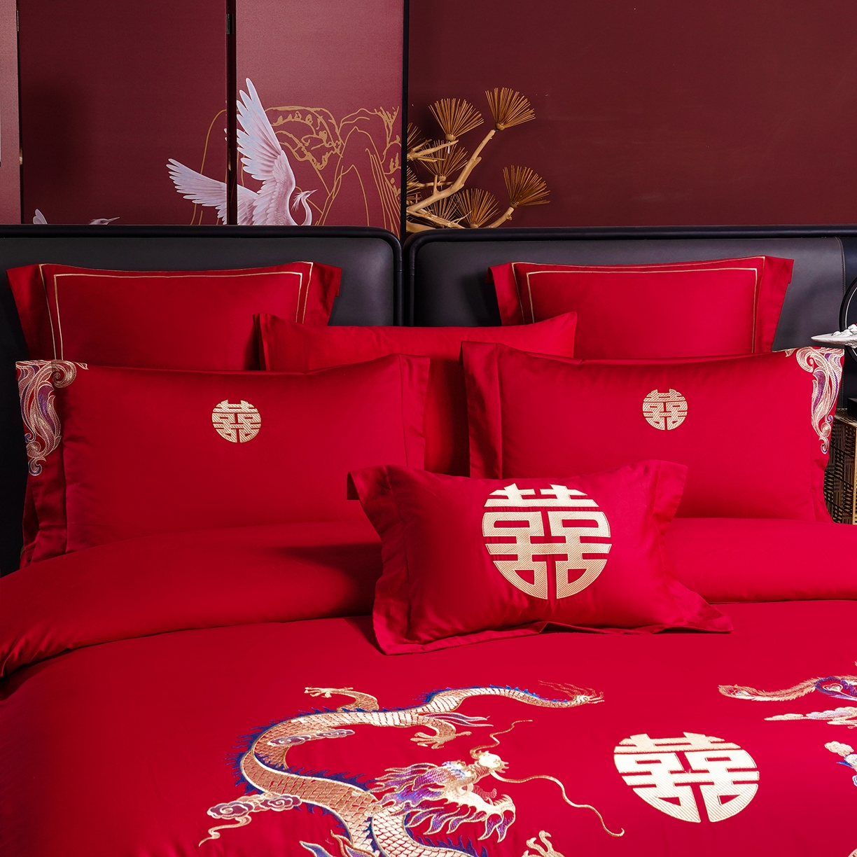 91家纺网 家纺一手货源 找家纺 置顶家纺 2025新款新中式棚拍亲肤棉婚庆大红刺绣系列四件套 迎喜龙凤-大红
