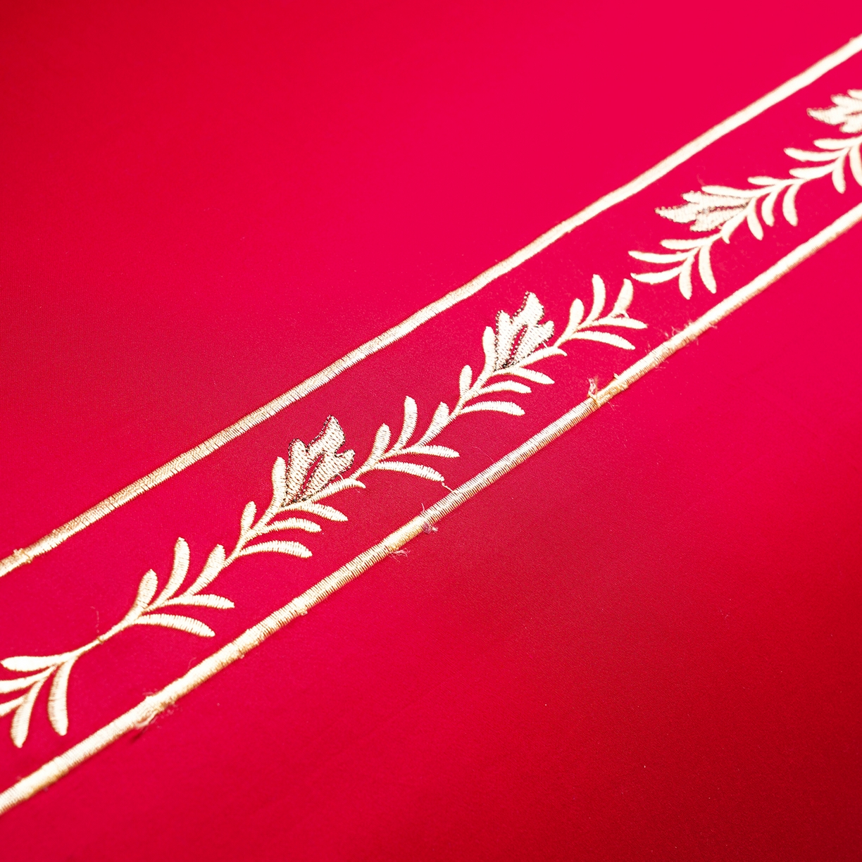 91家纺网 家纺一手货源 找家纺 置顶家纺 2025新款新中式棚拍亲肤棉婚庆大红刺绣系列四件套 永结同心-大红