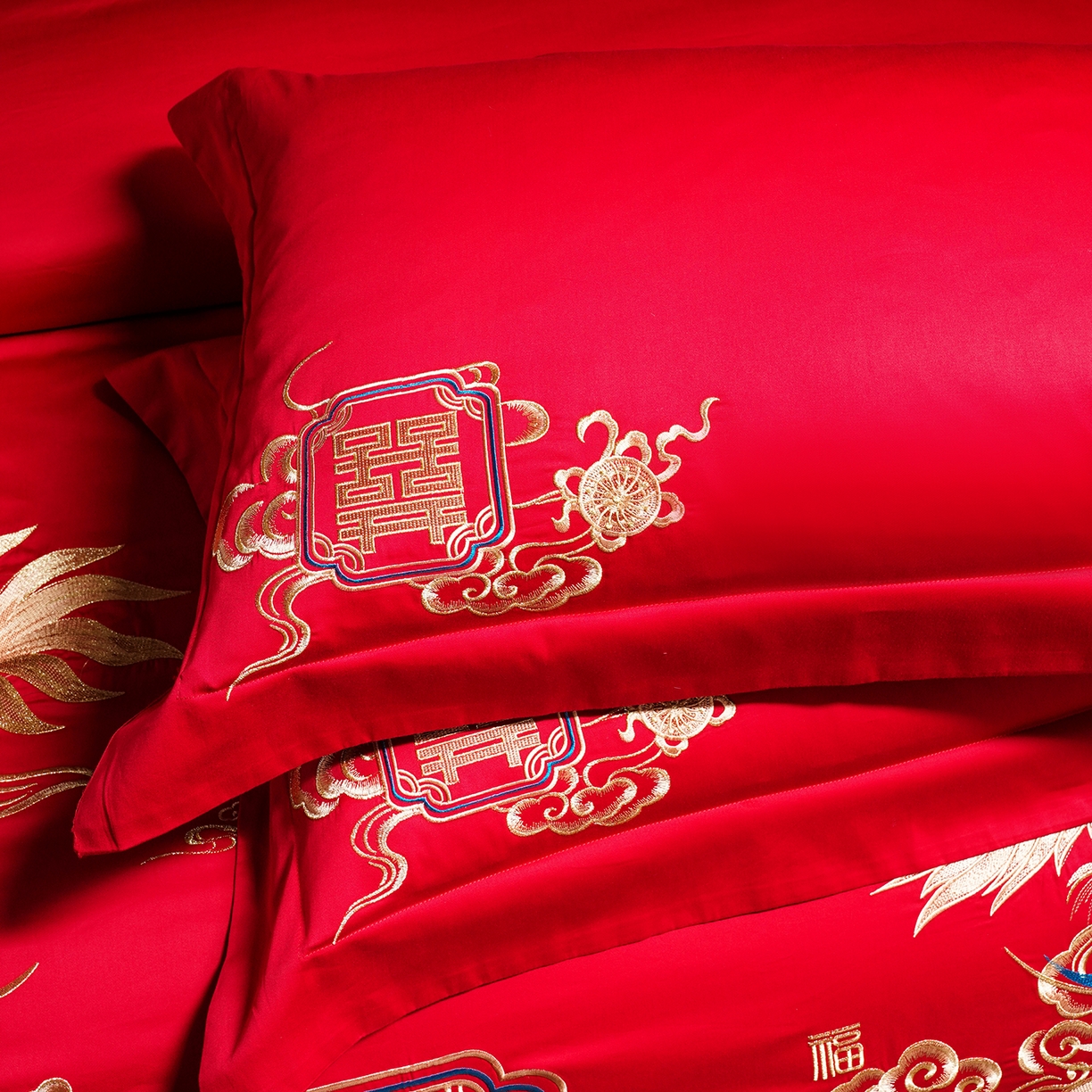 91家纺网 家纺一手货源 找家纺 置顶家纺 2025新款新中式棚拍亲肤棉婚庆大红刺绣系列四件套 龙凤盈禧-大红