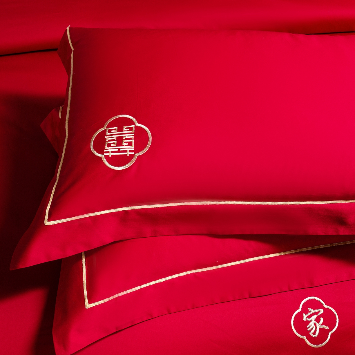 91家纺网 家纺一手货源 找家纺 置顶家纺 2025新款新中式棚拍亲肤棉婚庆大红刺绣系列四件套 囍缘-大红