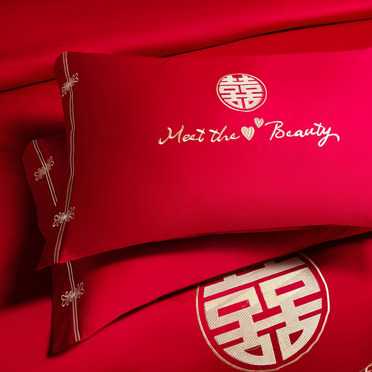 91家纺网 家纺一手货源 找家纺 置顶家纺 2025新款新中式棚拍亲肤棉婚庆大红刺绣系列四件套 幸福婚礼-大红