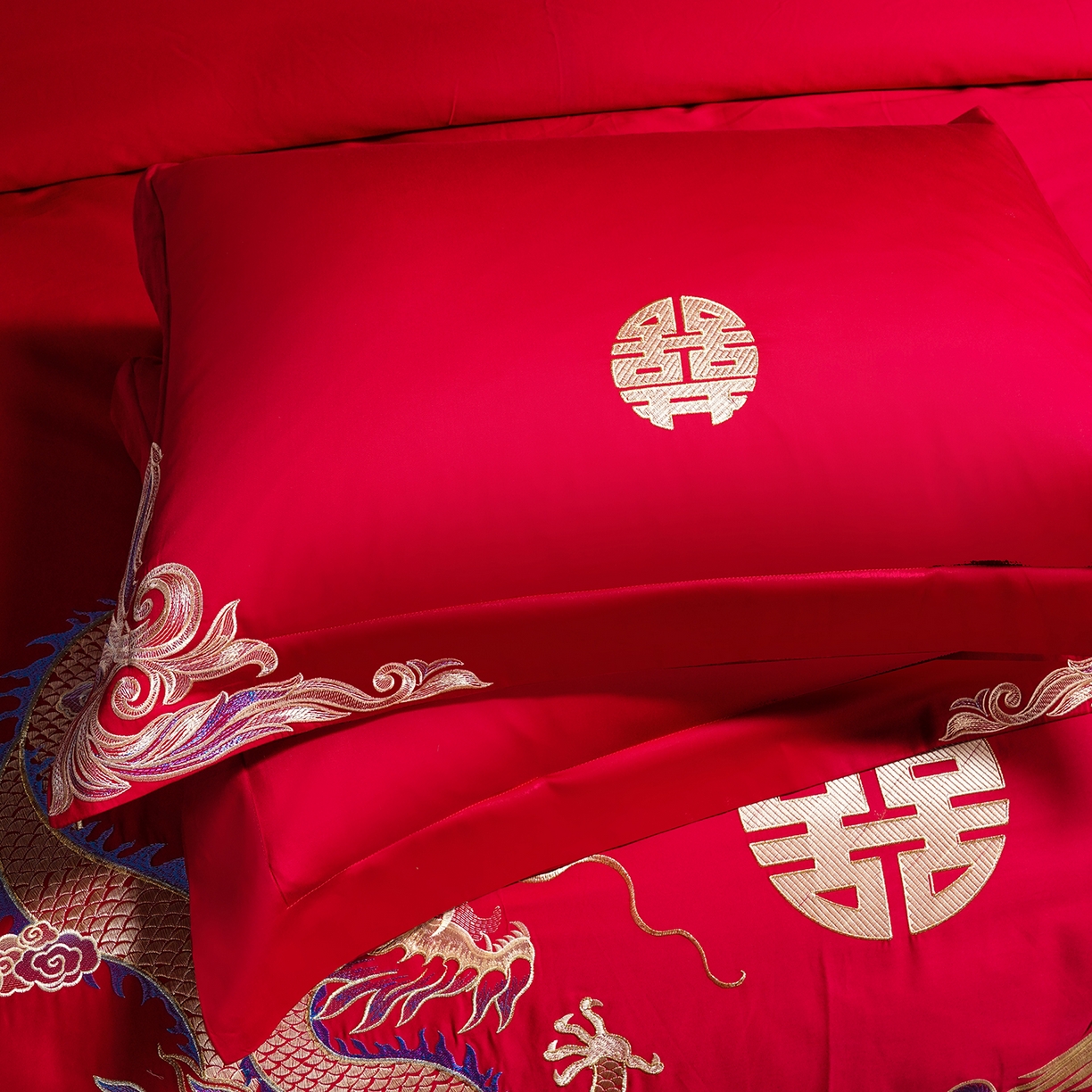 91家纺网 家纺一手货源 找家纺 置顶家纺 2025新款新中式棚拍亲肤棉婚庆大红刺绣系列四件套 迎喜龙凤-大红