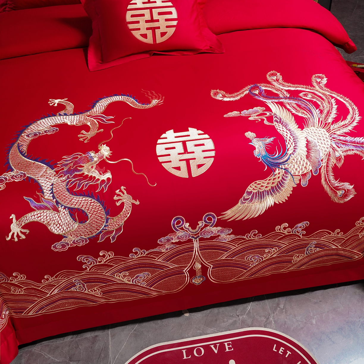 91家纺网 家纺一手货源 找家纺 置顶家纺 2025新款新中式棚拍亲肤棉婚庆大红刺绣系列四件套 迎喜龙凤-大红