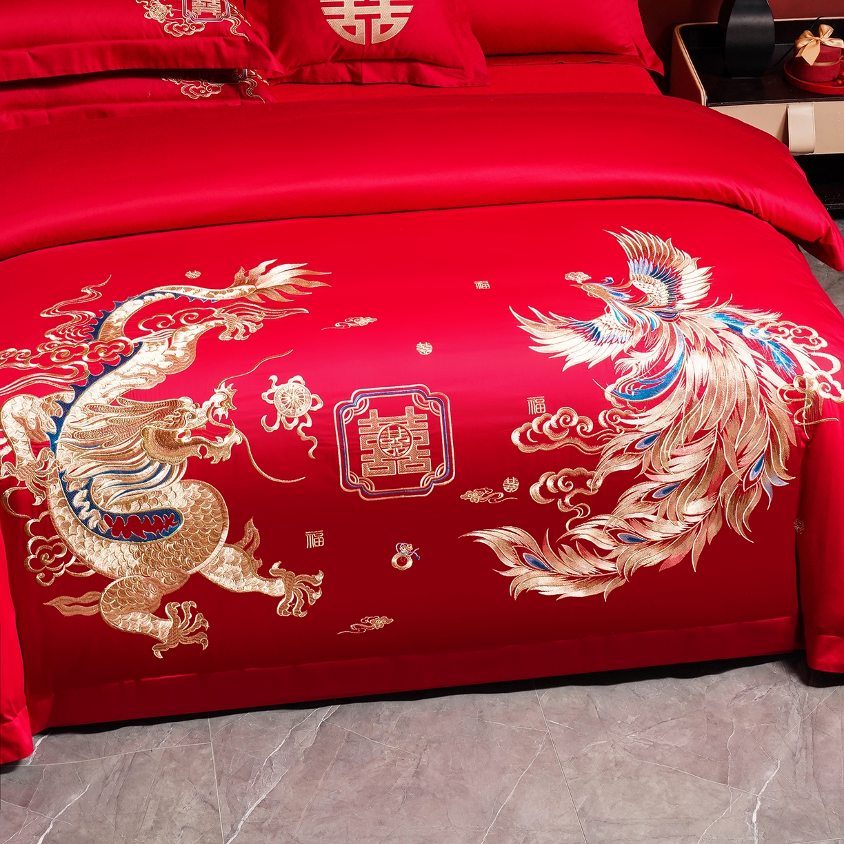 91家纺网 家纺一手货源 找家纺 置顶家纺 2025新款新中式棚拍亲肤棉婚庆大红刺绣系列四件套 龙凤盈禧-大红